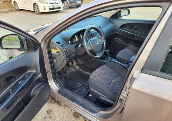 Kia Ceed cena 12900 przebieg: 192000, rok produkcji 2009 z Warszawa małe 301